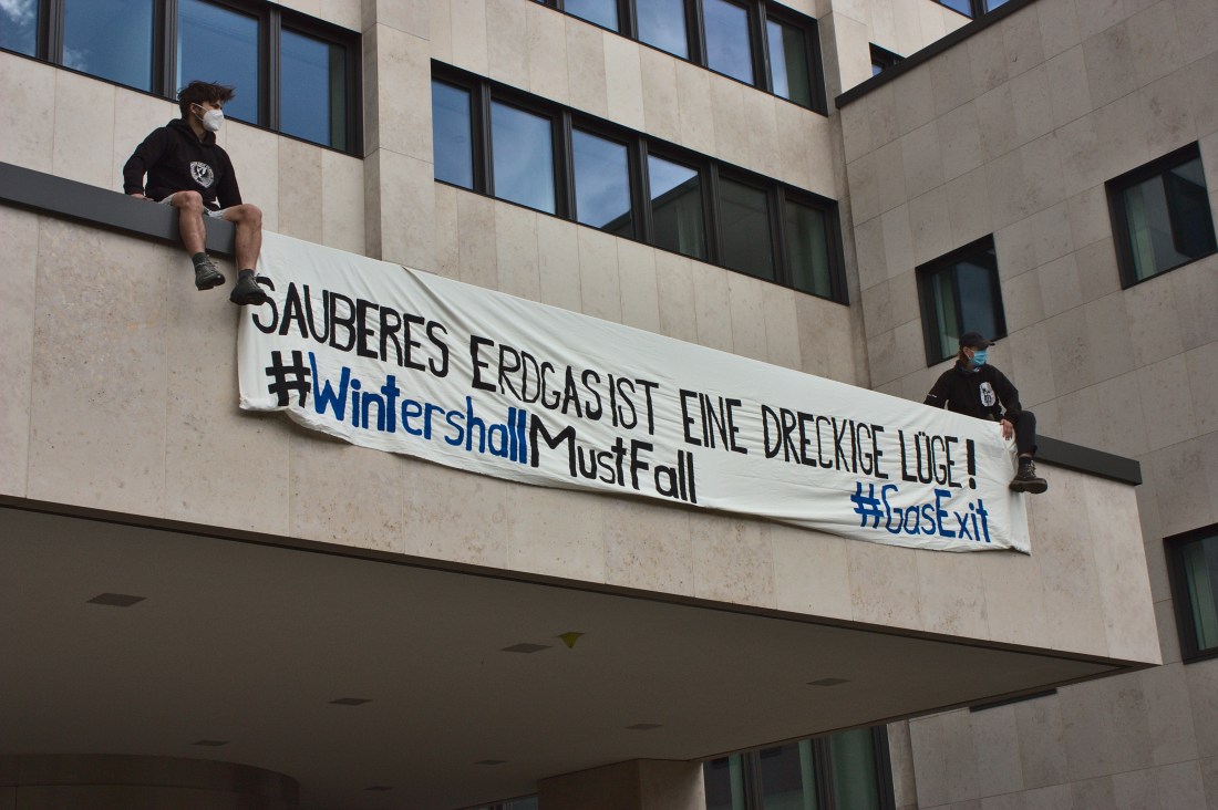 Banner mit der Aufschrift: "Sauberes Erdgas ist eine dreckige Lüge! #WintershallMustFall #GasExit
